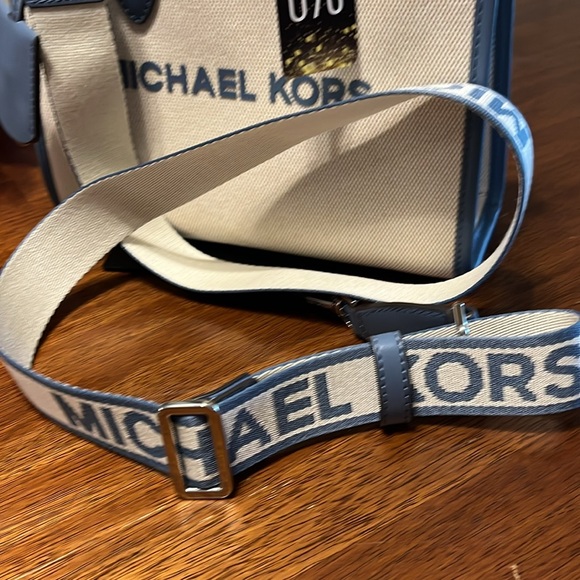 Michael Kors Mirella CrossBody with detachable strap - Picture 5 of 9